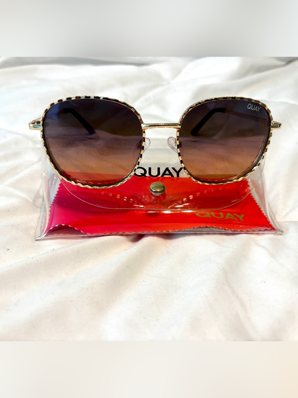 Quay Australia Jezebel twist Gold Frame Gradient Gold Fleck Lenses, Sunglasses